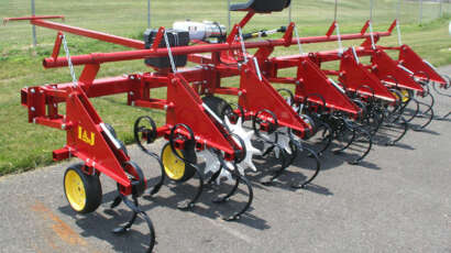 Cultivator row crop 6 row horse drawn with shields and 12 volt batt lift